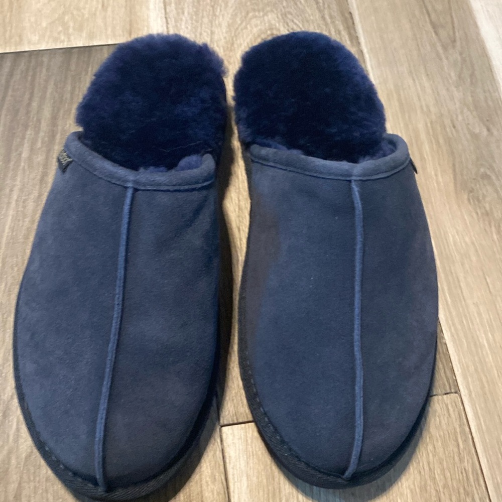 Red foot leather slippers
US 10 BNWOT